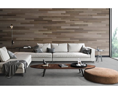 Gartentisch mit Holzoberfläche und Stühlen mit Flechtstruktur