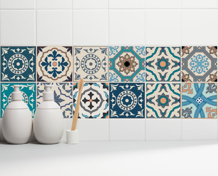 Dekorative Fliesenaufkleber mit orientalischen Mustern im Badezimmer mit Seifenspendern und Zahnbürste