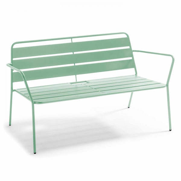 Nahaufnahme der Rückenlehne eines Gartenstuhls aus grünem Metall mit Querstreben.