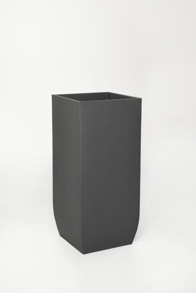 Hoher, quadratischer Pflanzkübel aus Kunststoff in Anthrazit.