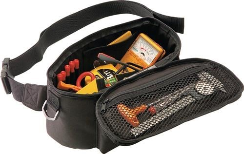 Schwarze Werkzeug Gürteltasche mit verstellbarem Gurt und Schnalle, gefüllt mit Multimeter, Schraubendrehern und Maßband.