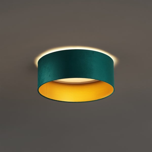 Runde Deckenleuchte mit grünem Samtschirm und goldfarbener Innenseite, eingeschaltet mit indirektem Lichteffekt an der Decke.