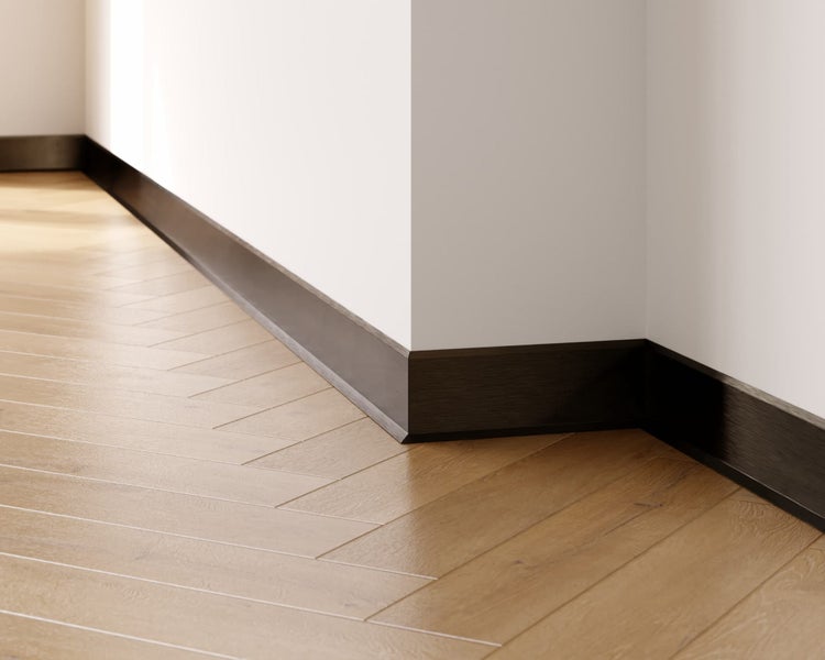 Raumecke mit Holzfußleisten und Fischgrätparkett