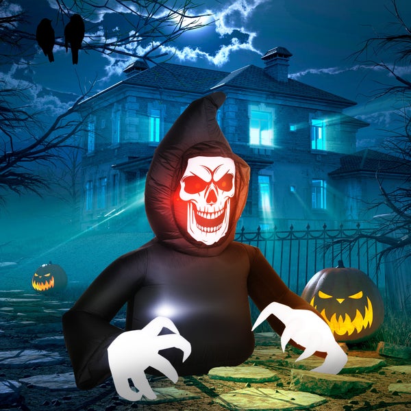 Halloween-Szene mit einer beleuchteten Sensenmann-Dekoration, Kürbissen und einem Haus im Hintergrund