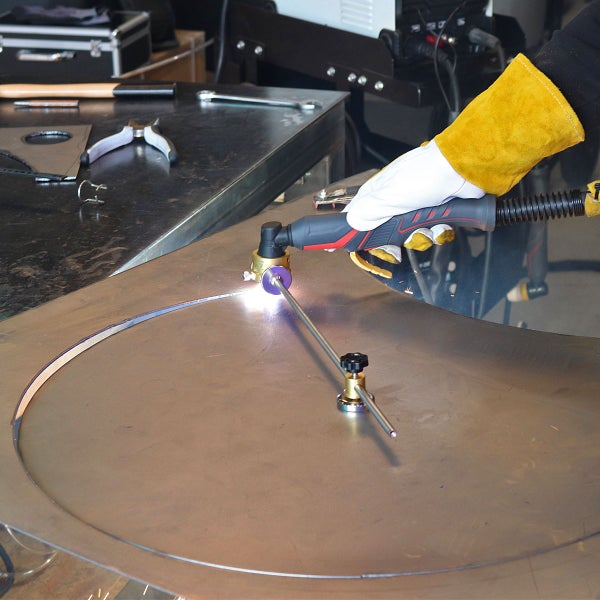 Metallbearbeitung mit Plasmaschneider zum Zuschneiden eines Kreises