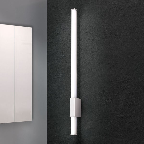 Moderne schmale LED Wandleuchte in Stabform an einer Wand befestigt