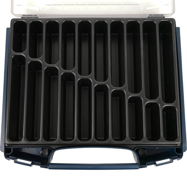 Sortimentskasten aus Kunststoff mit transparentem Deckel, zahlreichen länglichen Fächern und integriertem Tragegriff.