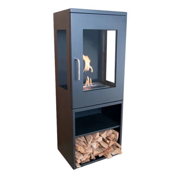 Moderner Bioethanol-Kamin mit Sichtscheiben aus Glas an drei Seiten und einem integrierten Holzaufbewahrungsfach unten.