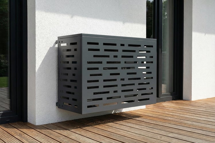Außenaufnahme einer grau ummantelten Klimaanlage mit horizontalen Schlitzen an einer Hauswand