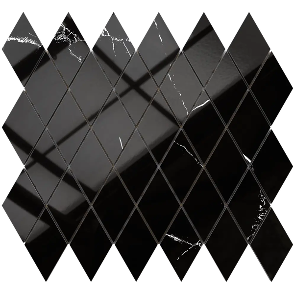 Mosaikfliese aus Keramik in Rautenform, schwarz mit weißer Marmorierung, glänzende Oberfläche.