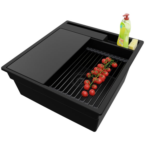 Schwarze Küchenspüle mit Abtropfgitter, Schneidebrett, Spülmittel und Schwamm
