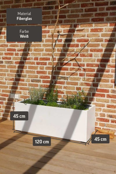 Pflanzkübel aus Fiberglas in Weiß, Maße 120 mal 45 mal 45 Zentimeter, bepflanzt vor einer Ziegelwand auf einer Holzterrasse.