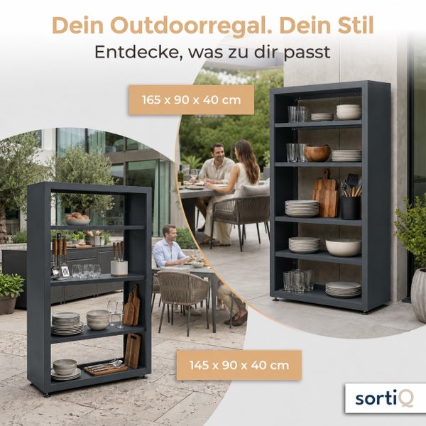 Freistehendes Outdoorregal aus Metall zur Aufbewahrung von Geschirr in verschiedenen Groessen vor moderner Terrassenkulisse mit SortiQ Logo