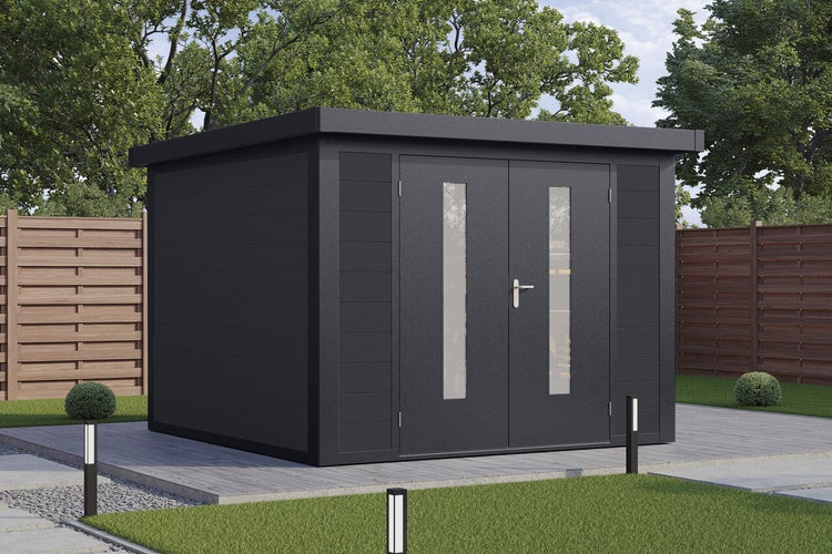 Modernes Gartenhaus mit Flachdach und Doppeltür mit Glaseinsätzen im Garten auf einer gepflasterten Terrasse platziert.