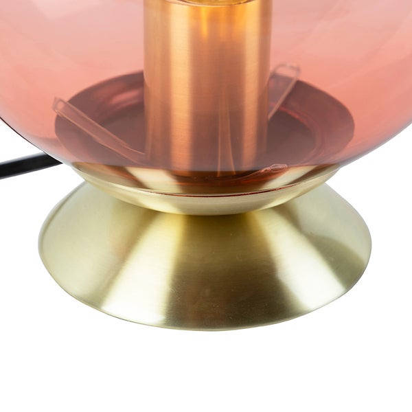 Detailansicht einer Tischleuchte mit Glasschirm und Metallsockel