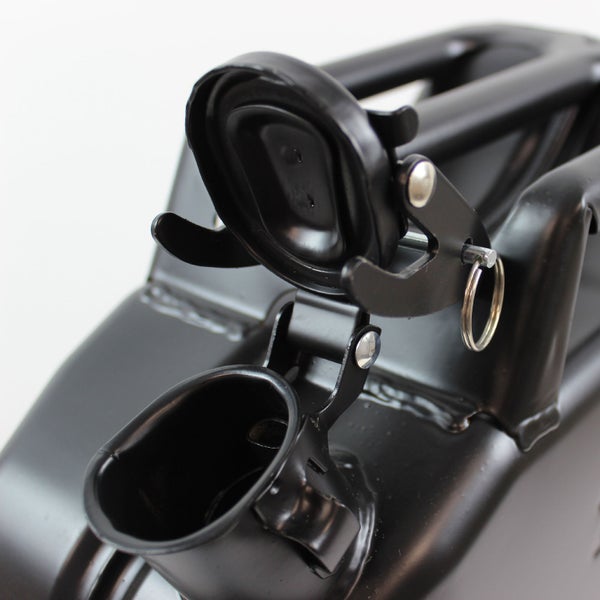 Detailansicht eines schwarzen Kraftstoffkanisters mit offenem Verschluss