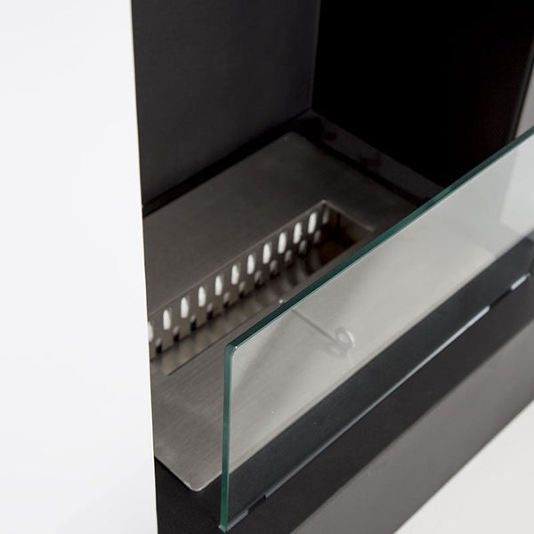 Detailansicht des Edelstahl Brenners eines Ethanolkamins mit einer Schutzscheibe aus Glas.