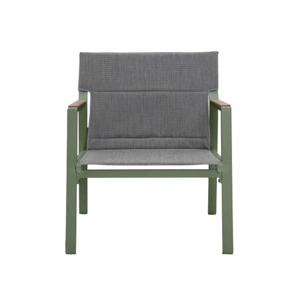 Moderner Garten-Loungesessel mit grünem Metallgestell, Armlehnen aus Holz und grauer Textilbespannung.