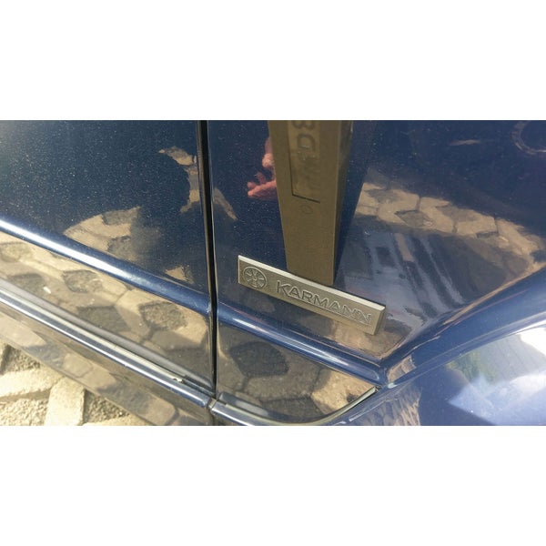 Fensterheber am blauen Auto