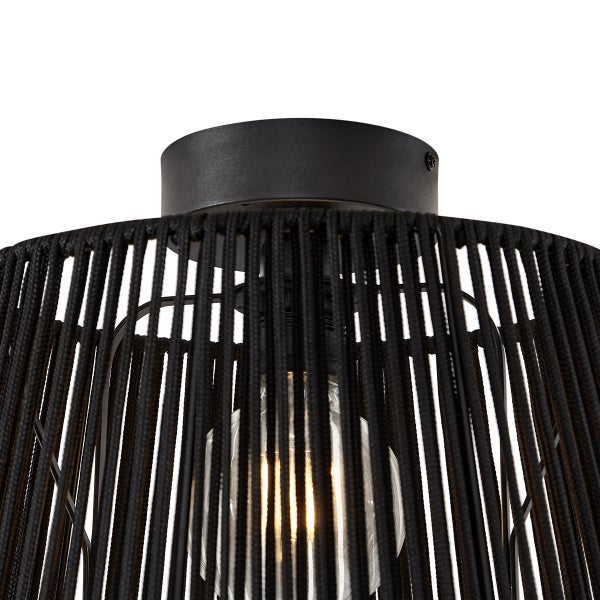 Deckenleuchte mit schwarzem Metallsockel und Schirm aus vertikalen schwarzen Kordeln sowie sichtbarem Leuchtmittel.