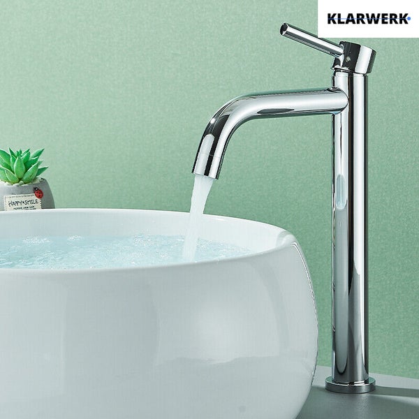 Hohe Klarwerk Waschtischarmatur in Chromoptik mit Einhebelmischer über einem Waschbecken.