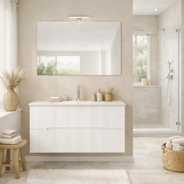Modernes Badezimmer mit Waschtischunterschrank in Rillenoptik, großem Wandspiegel, Aufsatzwaschbecken und einer bodengleichen Glasdusche.
