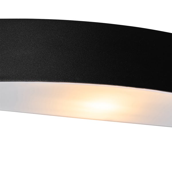 Detailansicht einer gebogenen Leuchte mit einer schwarz strukturierten Oberfläche und einem weißen Diffusor.