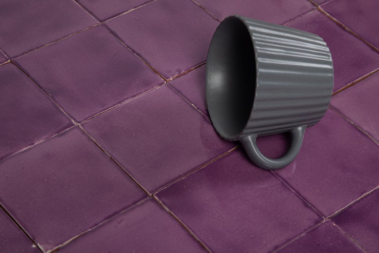 Quadratische Fliesen in Kombination mit einer Tasse