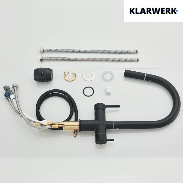 Küchenarmatur mit ausziehbarer Brause in Schwarz matt inklusive Montagematerial und Anschlussschläuchen. Klarwerk Logo.