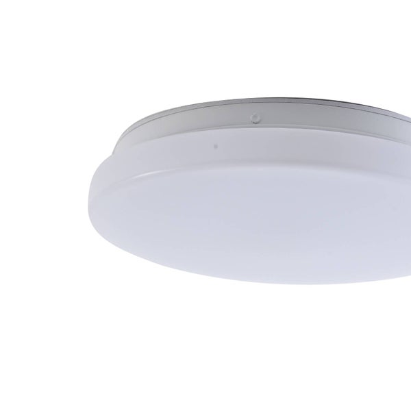 Runde flache LED-Deckenleuchte mit weißer Kunststoffabdeckung.