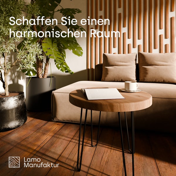 Harmonisches Wohnzimmer mit rundem Holztisch, Wandpaneelen aus Holzlatten, Sofa und Zimmerpflanzen. Lamo Manufaktur Logo.