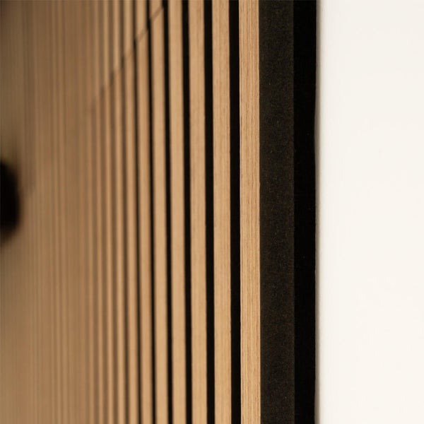 Akustikpaneel mit Holzlamellen auf Filzrückseite, Detailansicht der Seite.