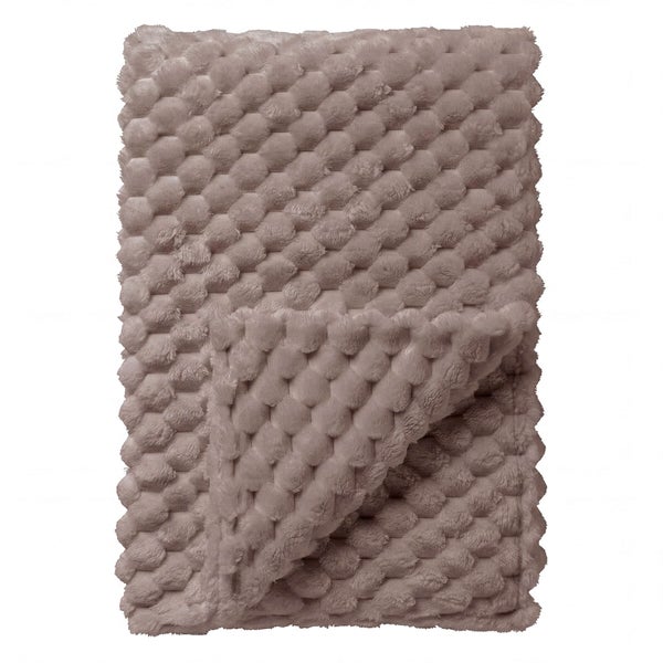 Weiche Wohndecke mit dreidimensionaler Struktur in Noppenoptik aus Plüsch.