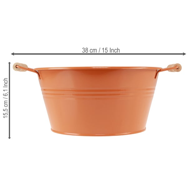 Runde orangefarbene Pflanzschale aus Metall mit zwei hölzernen Griffen, 38 Zentimeter breit und 15,5 Zentimeter hoch.
