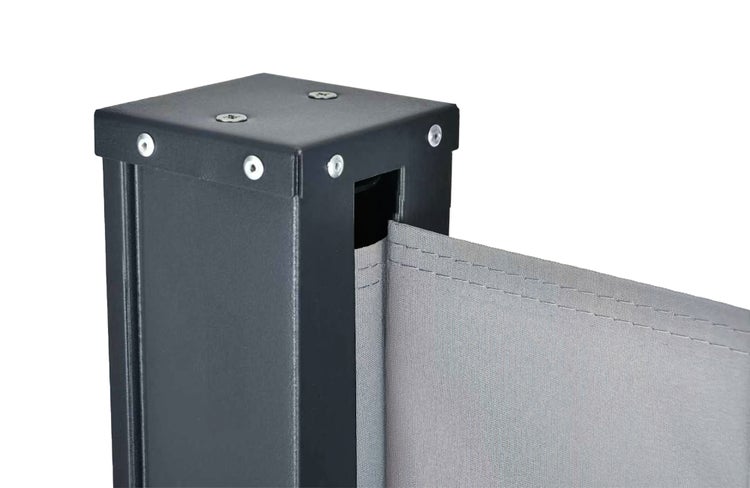 Detailaufnahme eines anthrazitfarbenen Seitenmarkisenpfostens aus Metall mit ausgezogenem grauem Markisenstoff und Naht.