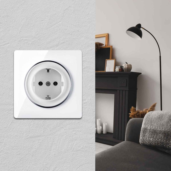 Moderne Schuko Steckdose mit quadratischer Abdeckung an einer strukturierten Wand in einem Wohnraum mit Kamin und Stehlampe