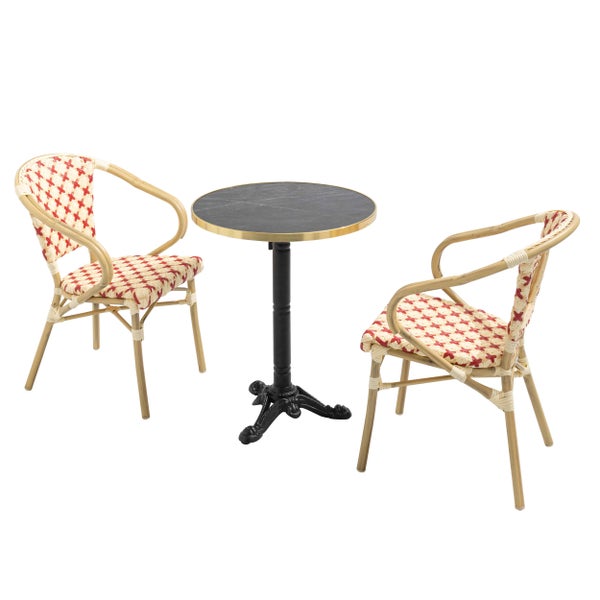 Bistro-Set bestehend aus zwei geflochtenen Stühlen mit rot-weißem Muster und einem runden Tisch mit dunkler Platte und gusseisernem Fuß.