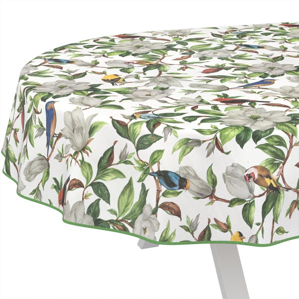 Runde Tischdecke mit einem Muster aus verschiedenen Vögeln und Magnolienblüten.