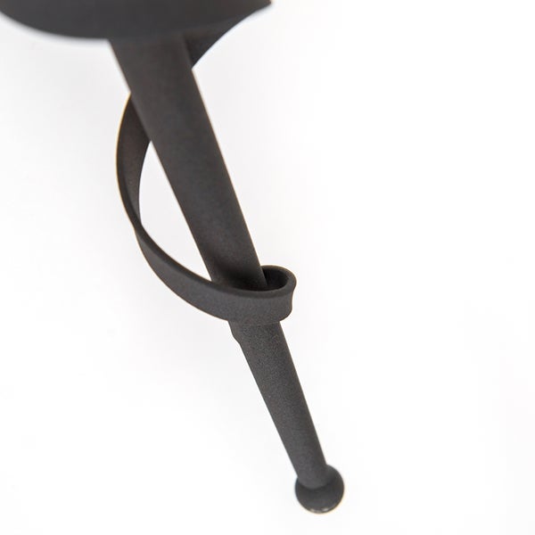 Detailansicht eines schwarzen Metall-Dreibein-Ständers