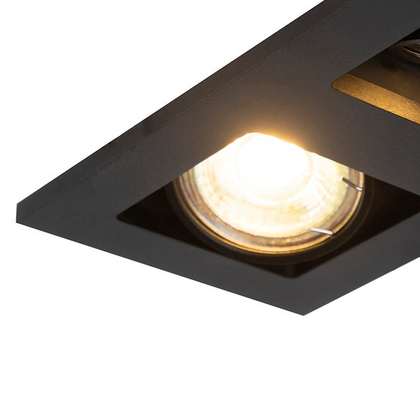 Eckiger Einbaustrahler aus Metall in Schwarz mit eingeschaltetem Leuchtmittel.
