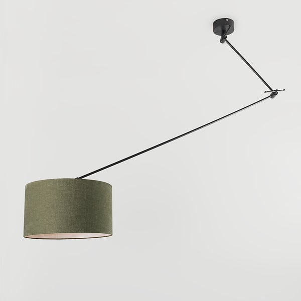 Pendelleuchte mit grünem Stoffschirm und schwarzem Metallgestell