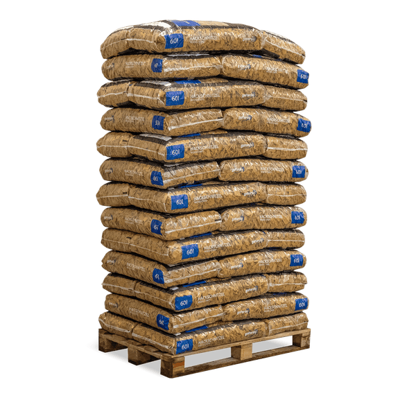 Hackschnitzel in 60 Liter Säcken, gestapelt auf einer Holzpalette.