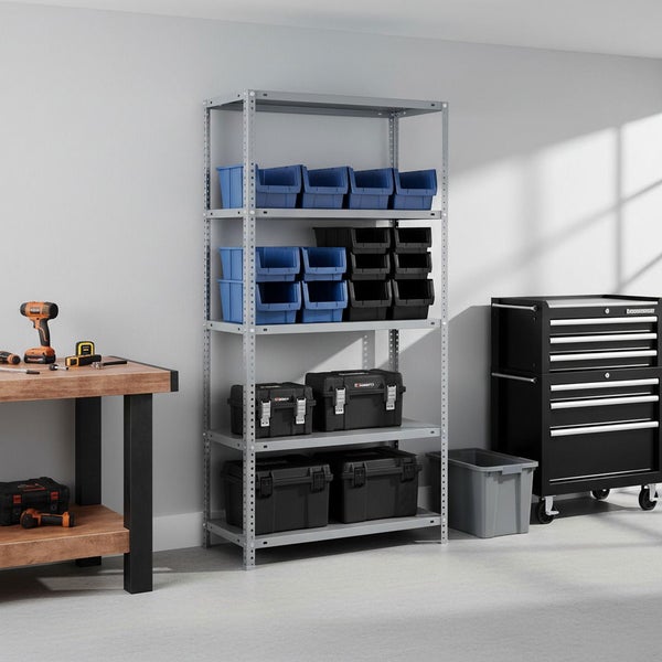 Organisierte helle Werkstatt mit Metallregal, Sichtlagerkästen, schwarzen Werkzeugkoffern, schwarzem Werkzeugwagen und einer Werkbank aus Holz.