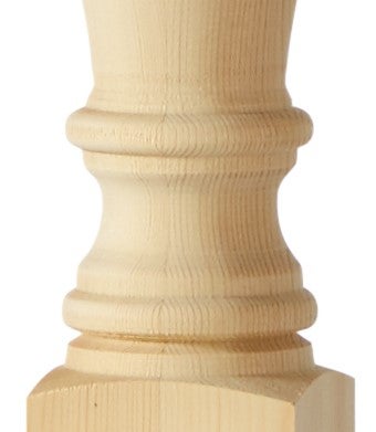Detailaufnahme eines gedrechselten Tischfußes aus unbehandeltem Holz mit sichtbarer Maserung.