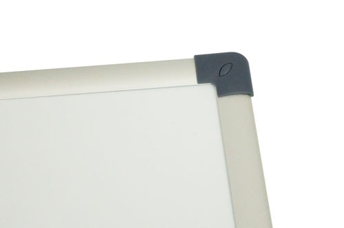 Detailansicht einer Whiteboard Ecke mit Rahmen und Eckverbinder