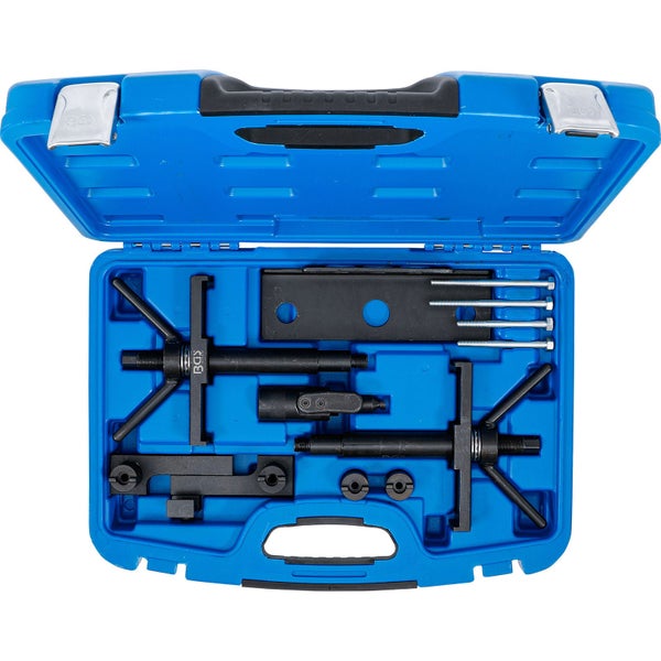 Werkzeugsatz für die Reparatur im geöffneten blauen Werkzeugkoffer