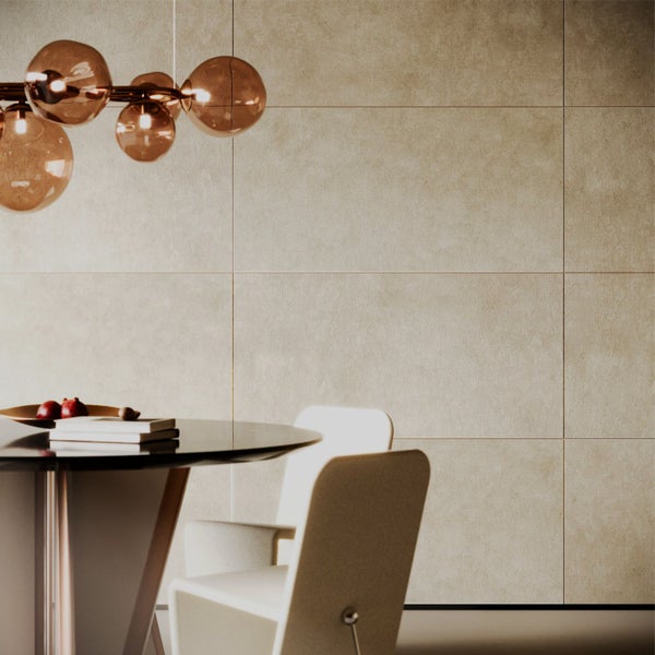 Raumansicht mit Wandfliesen, Esstisch und Stühlen