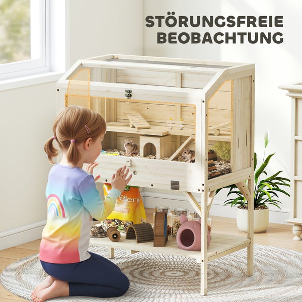 Mehrstöckiger Hamsterkäfig aus Holz mit transparenten Scheiben zur störungsfreien Beobachtung, in einem hellen Zimmer mit einem Kind.