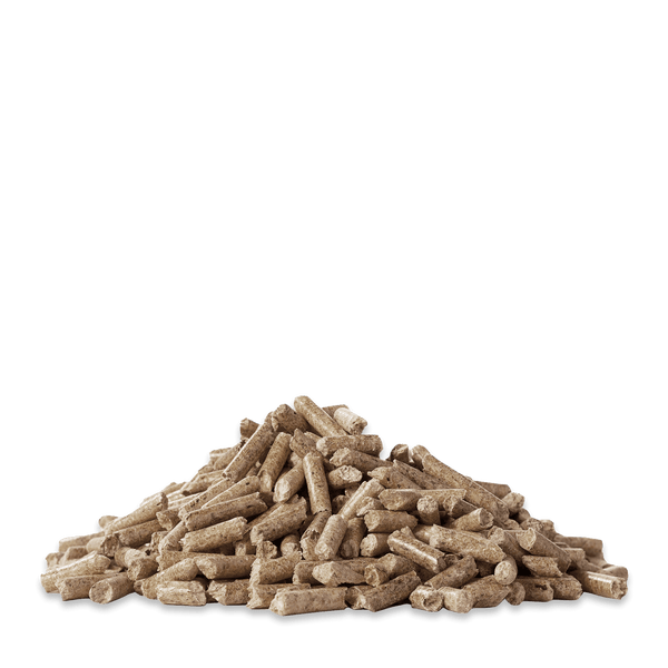 Ein Haufen zylindrischer Holzpellets zum Heizen.