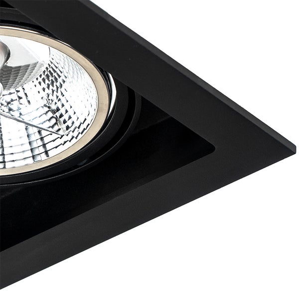 Nahaufnahme eines schwarzen quadratischen Einbaustrahlers mit rundem Reflektor.